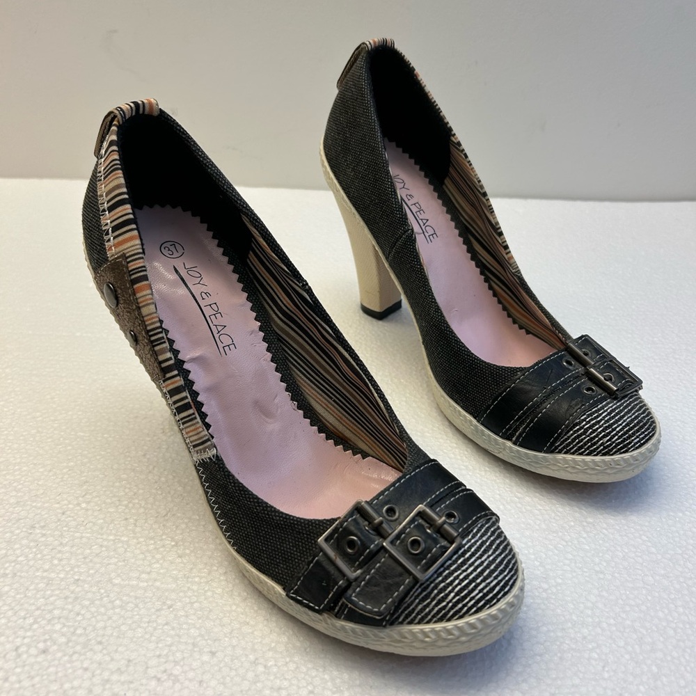 Grey/ Black/ White Print Heels
Size 7